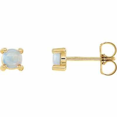 Orecchini pendenti in oro giallo con castone ovale opale