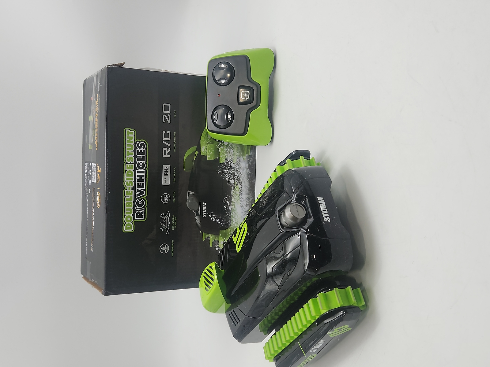 ВОДОНЕПРОНИЦАЕМЫЕ АВТОМОБИЛИ SAINSMART JR С ДВУМЯ БОРТАМИ ДЛЯ ТРЮКОВ - ЧЕРНЫЙ/ЗЕЛЕНЫЙ