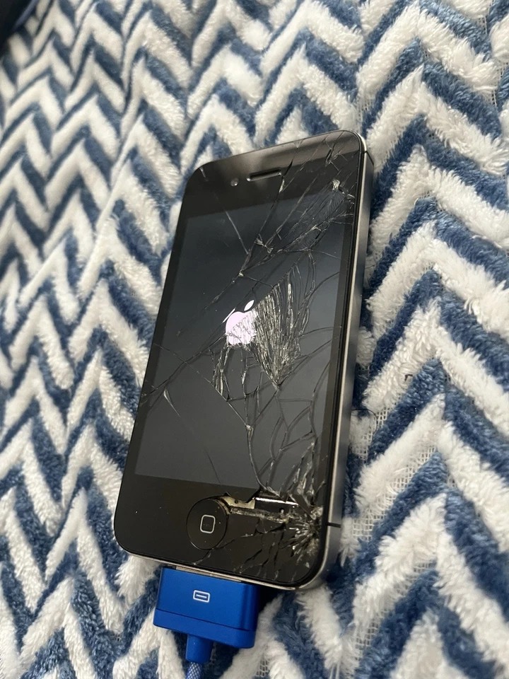 iPhone 4 Black For Parts Only *Does turn on, Cracked Screen* - Image 3 of 4