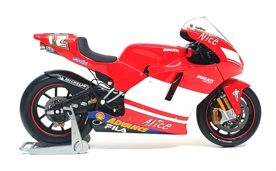 Minichamps 1/12 Scale 122 040012 - Ducati Desmosedici Troy Bayliss MotoGP 2004 - Image 3 of 4