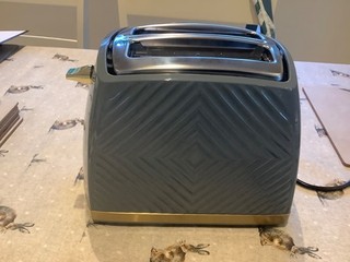 RUSSELL HOBBS TOASTER 700 850W ONLY USED ONCE