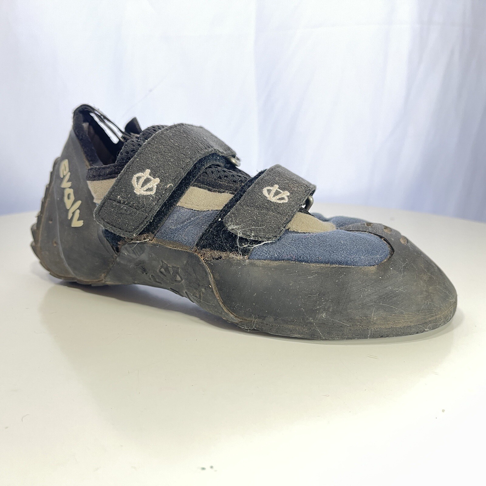 Evolv climbing shoe from TraxRubber USA. Mens 9.5 (US) SINGLE SHOE