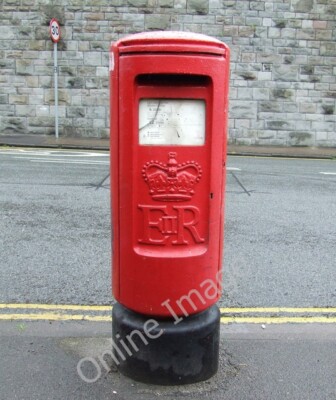 Photo 6x4 Pillar box on St Luke's Road Windmill Hill/ST5971 A modern E I c2011
