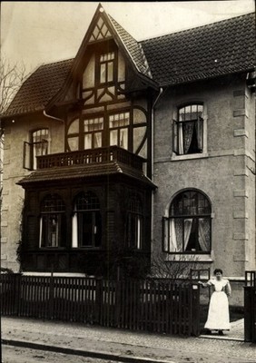 Foto Ak Einbeck in Niedersachsen, Frau vor einem Wohnhaus - 10972750
