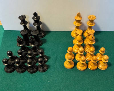 Vintage Ersatz Schachfiguren, gedrechseltes Holz, schwarz und beige