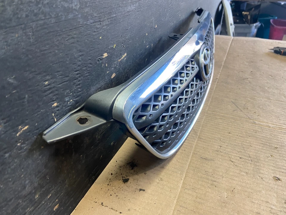 Parrilla superior delantera Toyota Matrix 2004 a 2008 OEM R7393 DG Foto 3 de 4