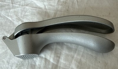 Pampered Chef Aluminum Garlic Press F-21  No Cleaning Tool  ** Free Shipping **