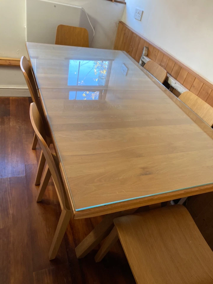 Solid oak, glass top extendable dining table and chairs in great condition - Image 4 of 4