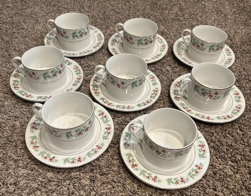 Set of 24 Gibson Festive Holly & Berry Cups Saucers Plates Christmas Holiday Vtg - Picture 6 of 11