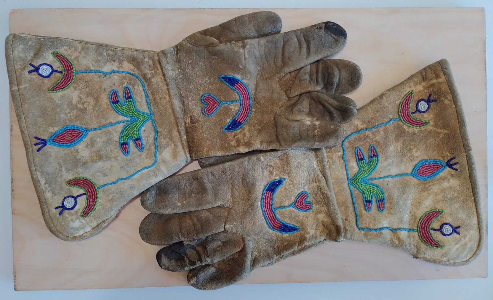 ANTIQUE PLAINS INDIAN BEADED GAUNTLETS | eBay