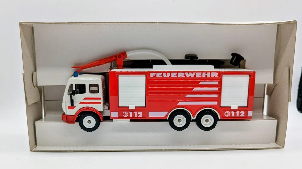 Siku 3429 Mercedes Benz Sk Fire Brigade Ziegler Tank Fire Truck Boxed  - Image 2 of 4