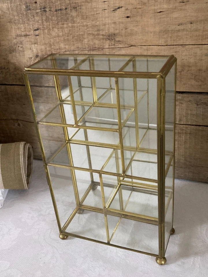 126⚜️ Ancienne Petite Vitrine Décoratif en Verre et Laiton Vintage Hauteur 25 Cm - Photo 1/4