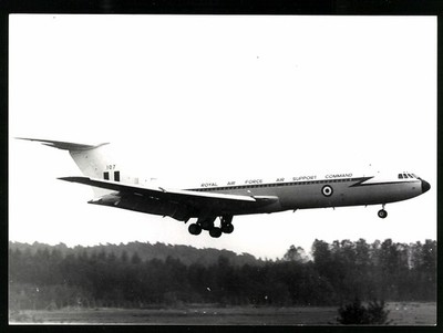 Fotografie Flugzeug Vickers VC-10, Royal Air Force Air Support Command XV107 