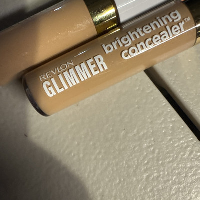 2x Revlon Glimmer Brightning Concealer Color Correcting 145 Medium