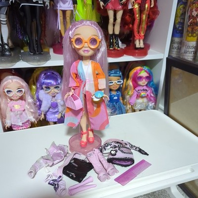 Rainbow High Minnie Choi Puppe mit Pool Party Fashion Paket