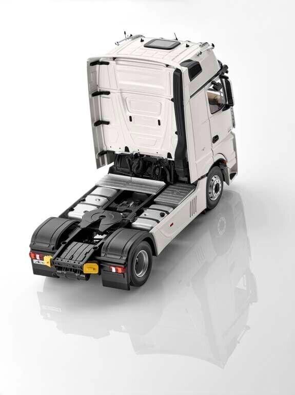 Genuine Mercedes-Benz 1:18 Actros GigaSpace 4x2 White Truck Genuine Mercedes-Benz 1:18 Actros GigaSpace 4x2 White Truck