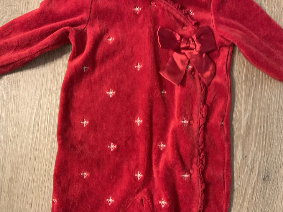 Праздничное спальное место Little Wonders для девочек размер 6-9 месяцев красный велюр с белыми звездами - Изображение 3 из 4