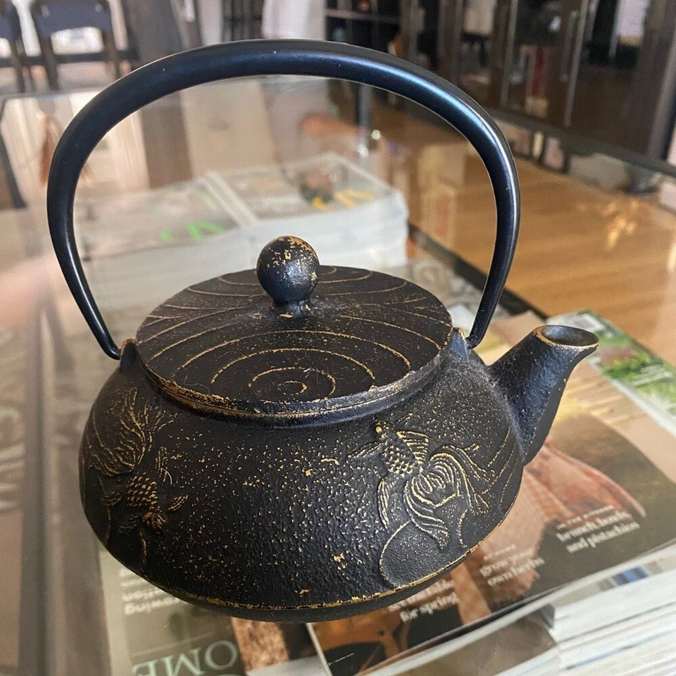 Tetera Teavana Original de Hierro Fundido Negra con Diseño de Pez Koi Foto 2 de 4