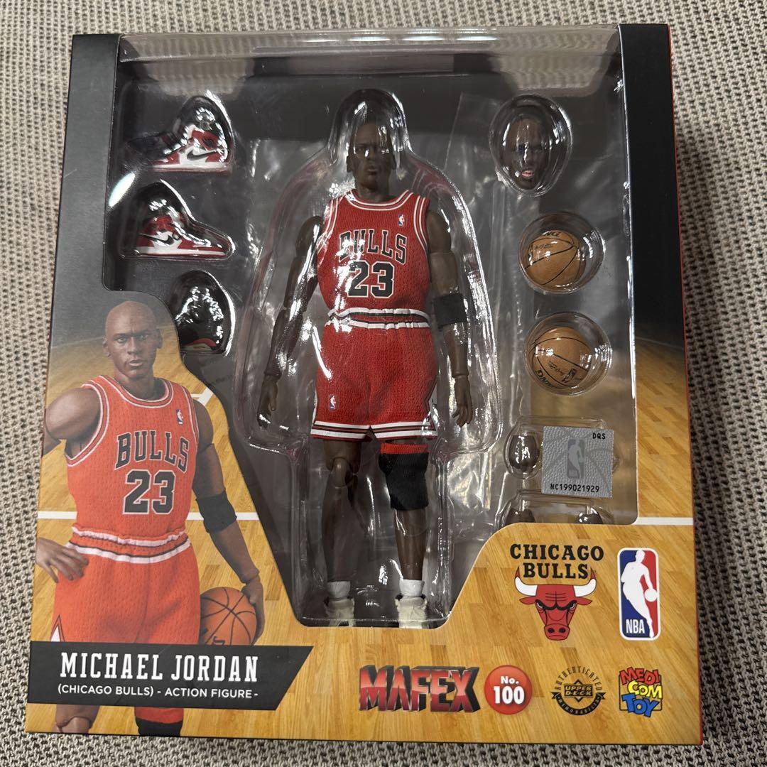 1/6 マイケル MAFEX No.100 Michael Jordan (Chicago Bulls) Action Figure