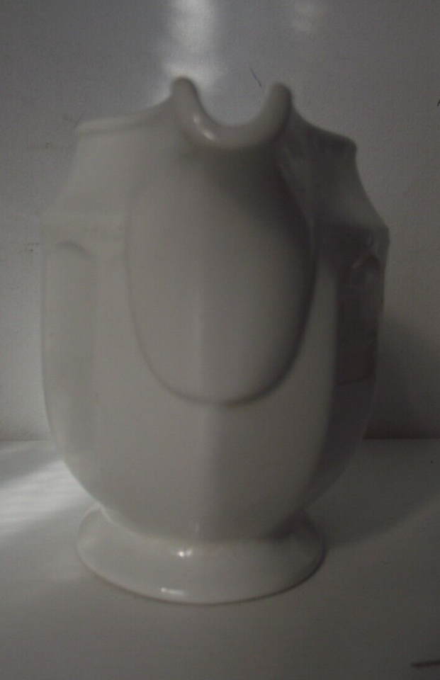 VINTAGE WHITE MILK JUG/COLLECTABLES/DECORATIVE/KITCHEN/TEA ROOM JUGS