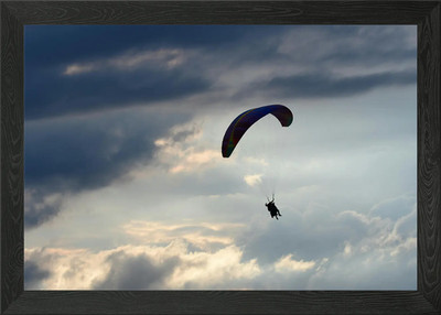 Gerahmtes Wandbild Poster Leinwanddruck Bild Paragliding Abenteuer am bewölkten Himmel