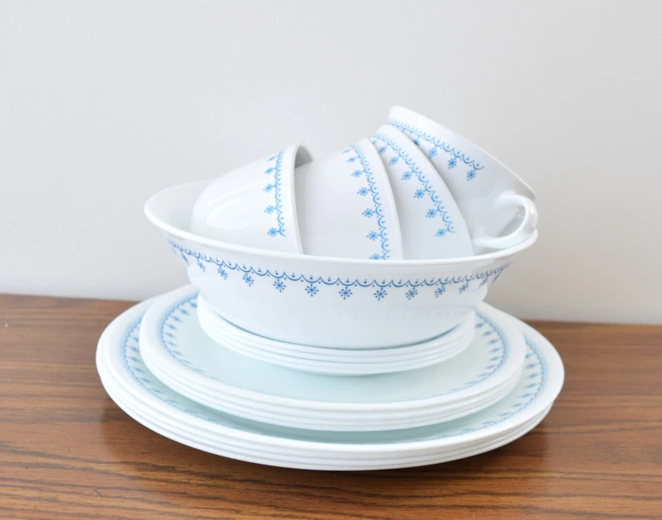 Juego de vajilla de 17 piezas Corning Snowflake azul 4 ajustes de mesa Foto 4 de 4