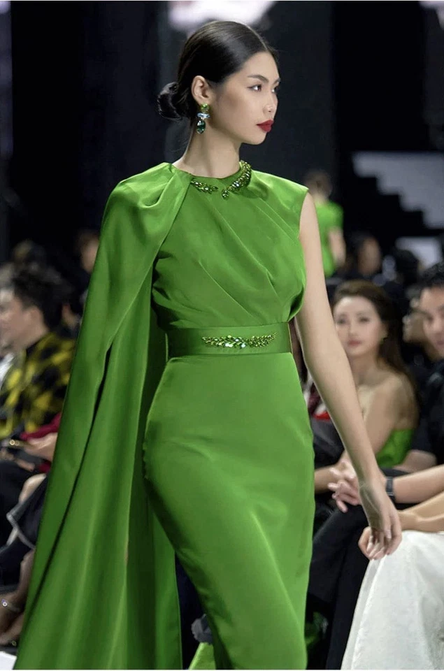 I.H.F. Vestido de seda drapeado con capa de un hombro verde Atelier $1125 Xs Foto 2 de 4