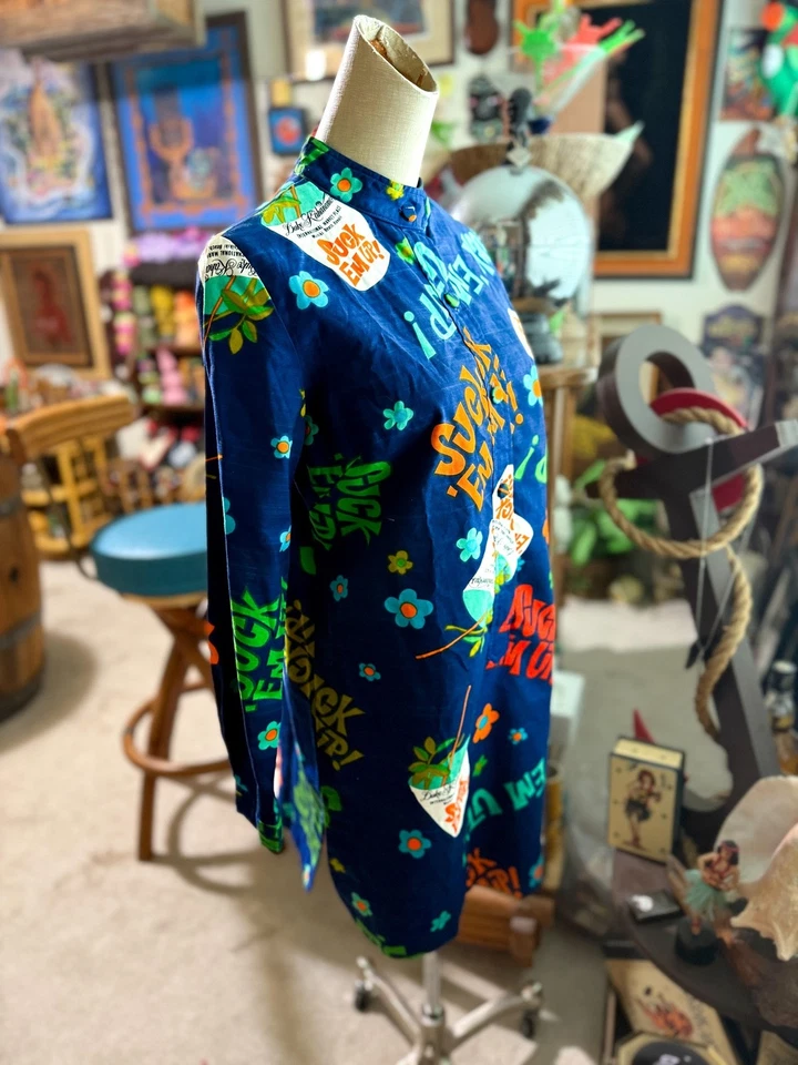 Duke Kahanamoku's Suck Em Up! Vestido Hawaiano Uniforme Isla Informal Años 60 Don Ho Foto 2 de 4