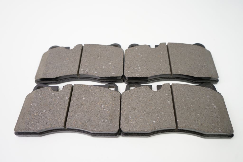 Aston Martin Db9 V8 Vantage front brake pads + 2 wear sensors TopEuro 815