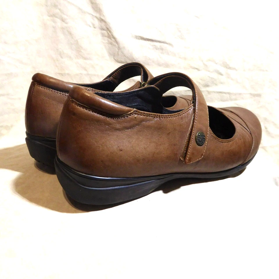 🥿 Abeo Comfort Mary Janes 9.5 M Cognac Brown Leather; Adjustable Strap; Details - Image 4 of 4
