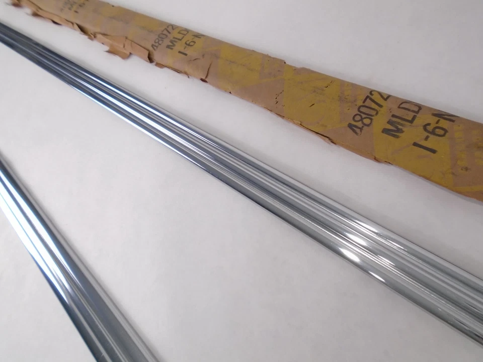 Oldsmobile Super 88 1961 dos puertas cuarto trasero moldura y moldura de puerta NOS Foto 4 de 4