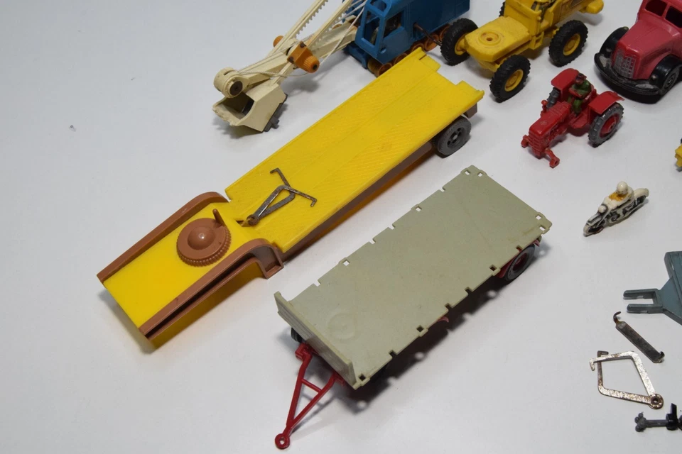 B46 1:60?? LOTTO PLASTICA SIKU RIMORCHIO GRU TRATTORE MAGIRUS BUONE CONDIZIONI. - Immagine 3 di 4