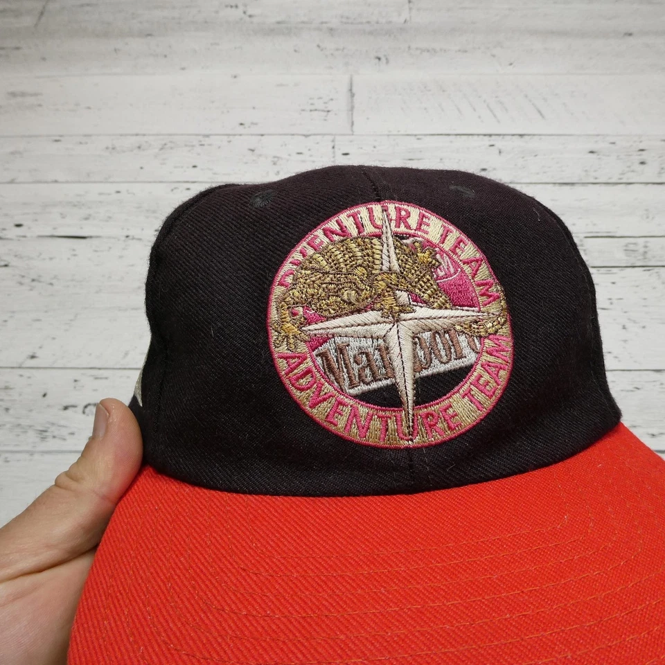 De colección Marlboro Adventure Team Sombrero Gorra Correa Trasera Negro Rojo Parche Para Hombres Años 90 Foto 2 de 4