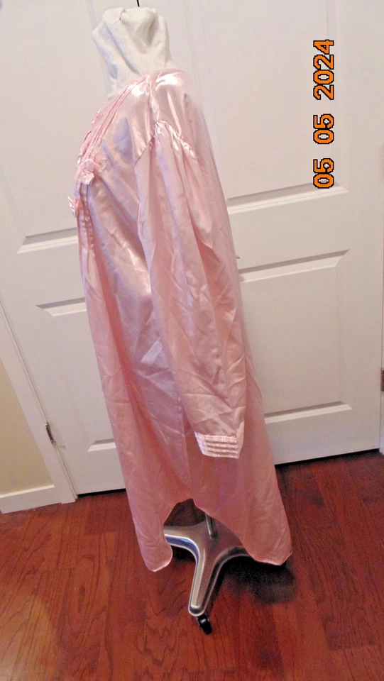 De colección. Camisón rosa satinado Ashley Taylor Intimates con lazos y bordados talla 2X Foto 3 de 4