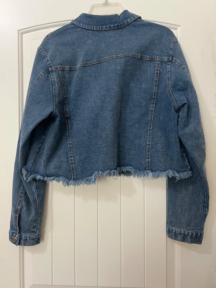 Chaqueta vaquera recortada de DELIA con flores bordadas de fábrica. Grande.  Foto 2 de 4