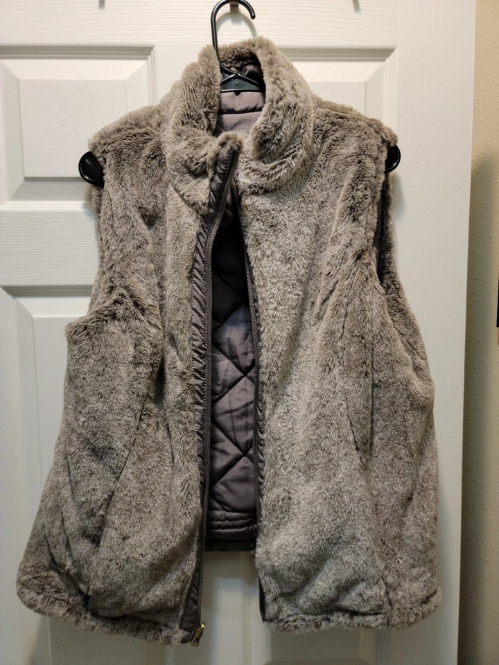 KC Collections Women’s Large Gray Reversible Vest Quilted Faux Fur Full Zip - Image 4 of 4