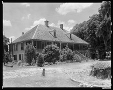 New Roads Louisiana River Lake Plantation House 1938 balcones dormitorios jardines