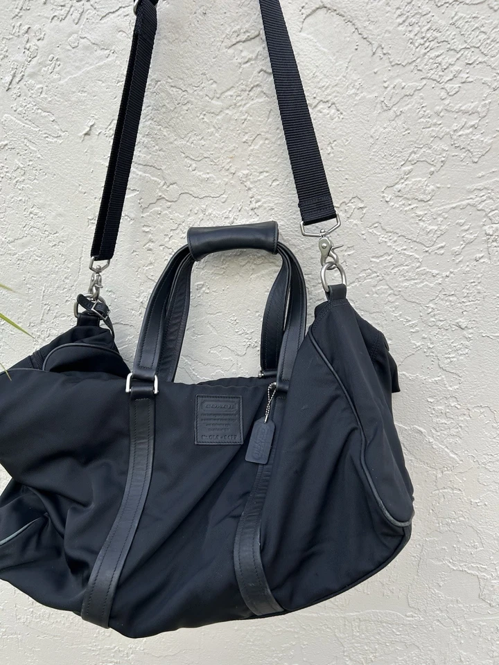 Bolso de Lona Coach Nylon Weekender Negro con Herrajes Plateados y Borde de Cuero Foto 3 de 4