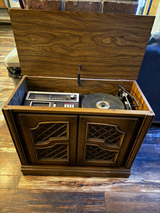 Magnavox Vintage Stereo Console Record Player AM/FM Tuner Model 1609R051B R422