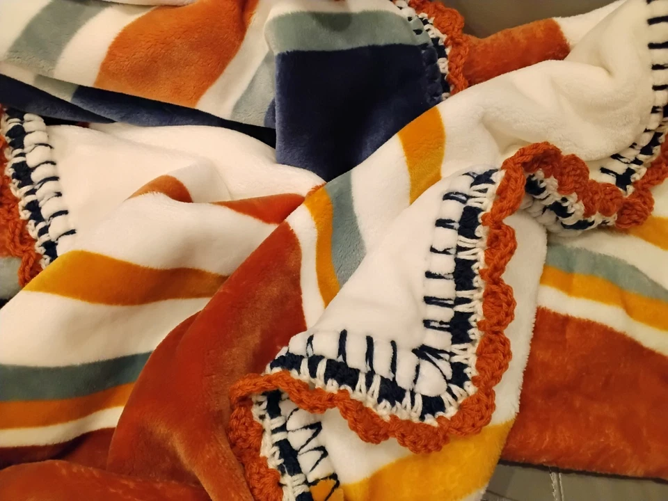 Manta reversible de felpa azul, óxido, crema con súper volantes de ganchillo Foto 2 de 4