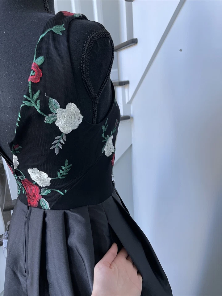 Vestido negro bordado Foto 3 de 4