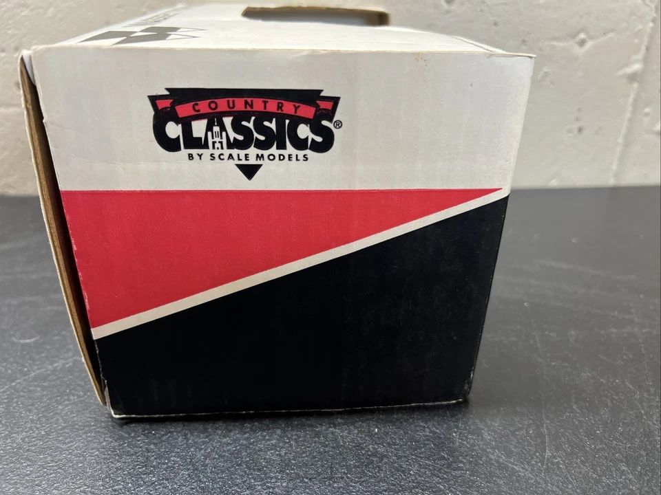 Ertl Country Classics 1/16th Scale  TO 20  Massey Ferguson. 2002 Roseville FFA  - Image 4 of 4