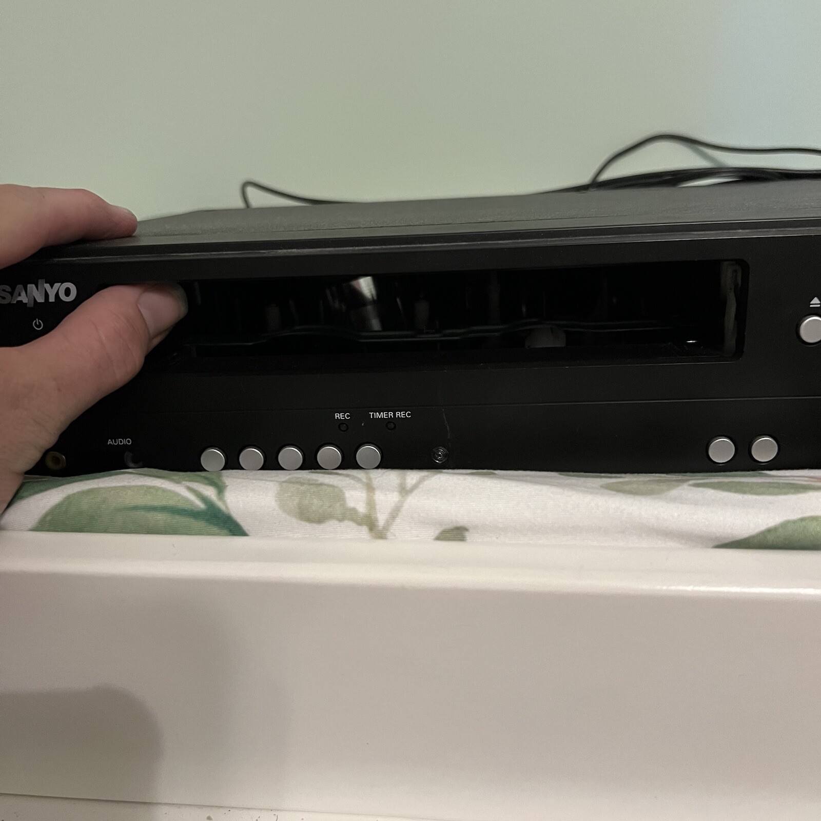 Sanyo VCR DVD Combo Player Model FWDV225F 4 Head VHS No RemoteTested