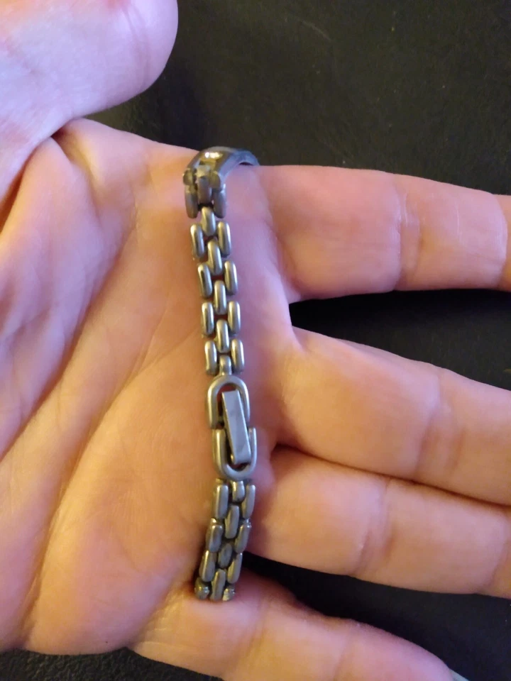 Reloj Brazalete Mujer Collezio Cuarzo Repujado Acero Inoxidable Tono Plateado y Dorado Foto 3 de 4