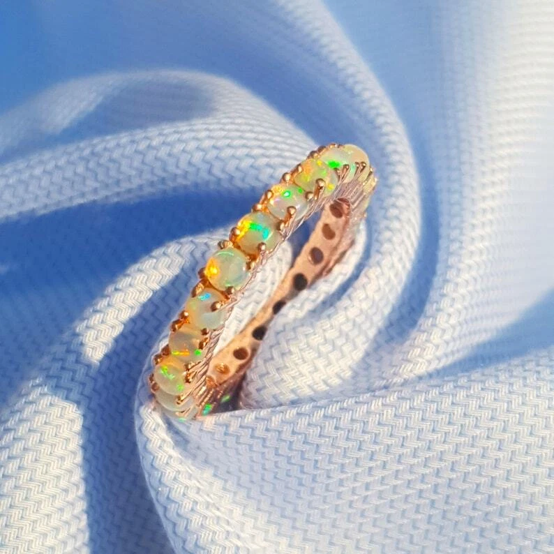 Anillo de eternidad de ópalo de fuego de 2,00-4,99 quilates enchapado en oro rosa de ley 925 Foto 4 de 4