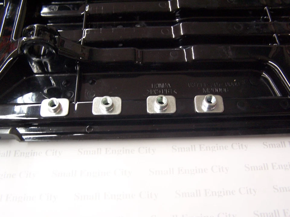 Placa base de cubierta inferior inferior y tuercas especiales Honda 63711-Z07-000 EU2000i Foto 2 de 3