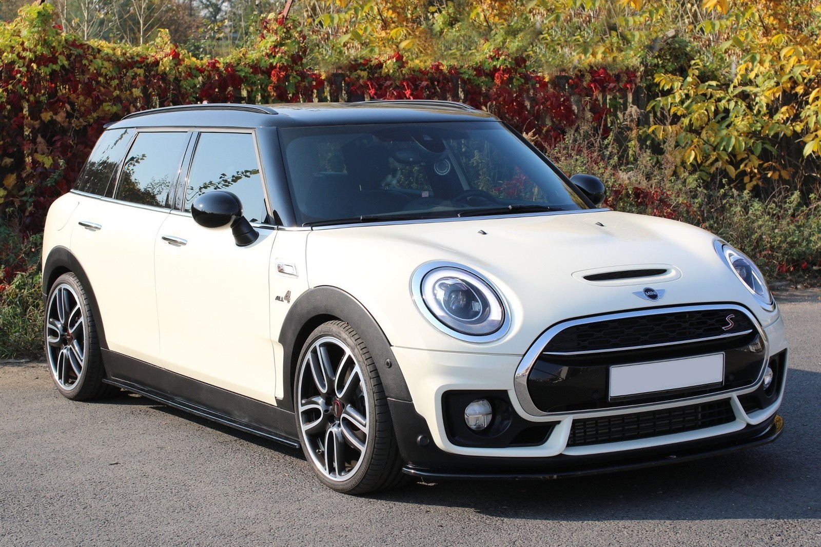 Kit bas de caisse Maxton noir pour look sportif Mini Clubman S en rassemblement