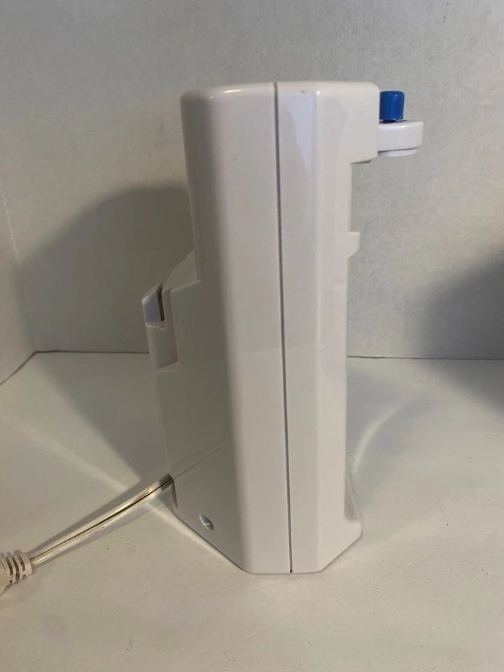 Abridor de latas Rival con afilador de cuchillos CN724W blanco completo con caja Foto 3 de 4