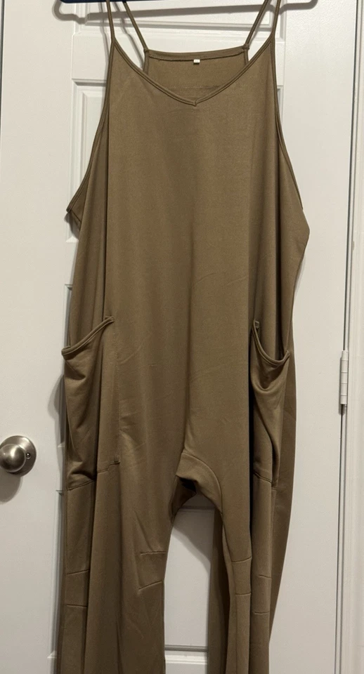 Mono mameluco XXL para mujer color topo de gran tamaño con correa de espagueti con bolsillos Foto 4 de 4