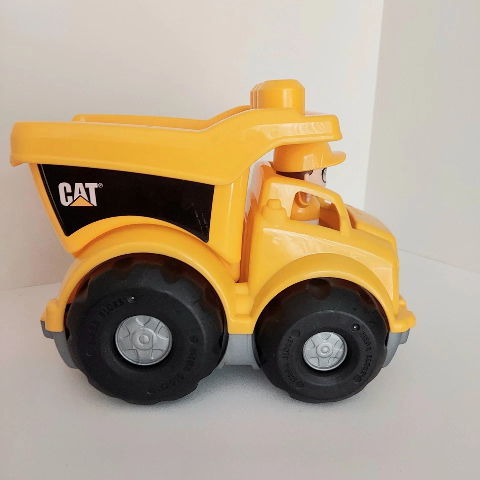 Camión de volteo Mega Bloks First Builders Caterpillar amarillo y negro con figura Foto 4 de 4
